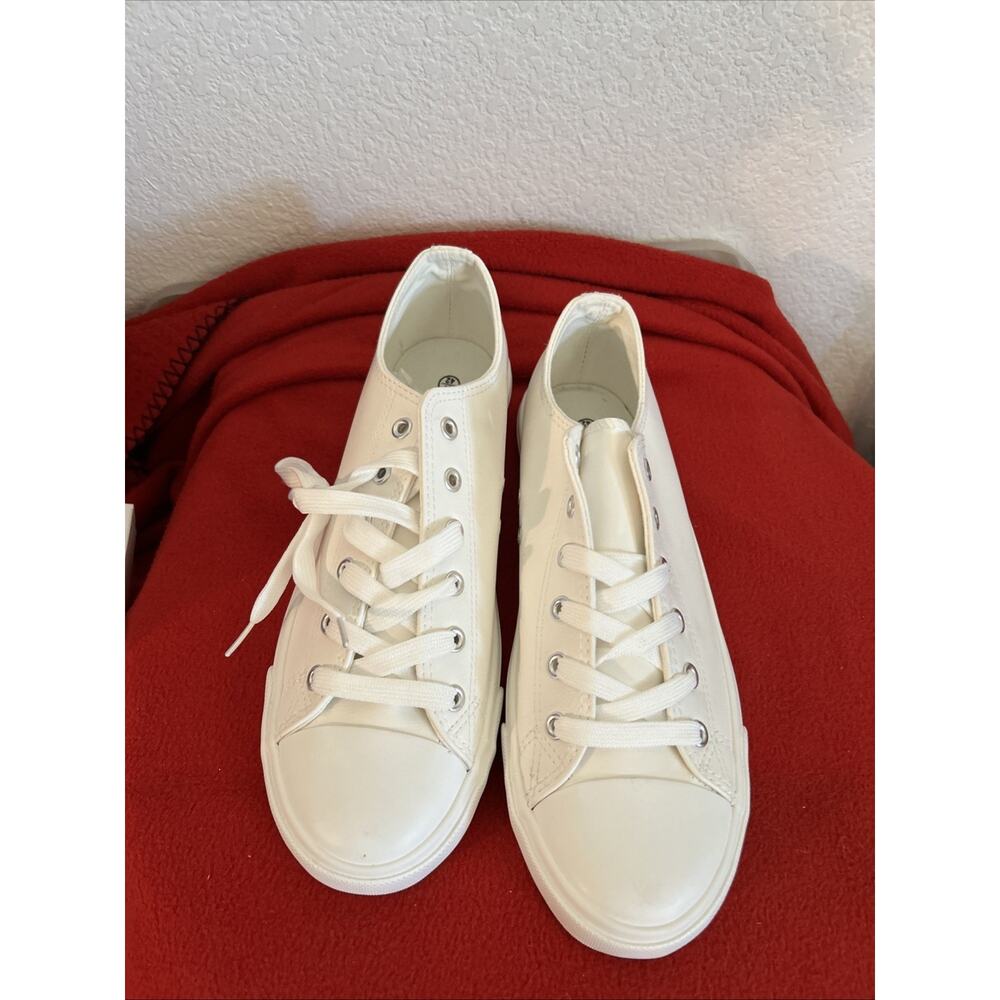 Women’s Size 11 White Polyurethane Sneakers New